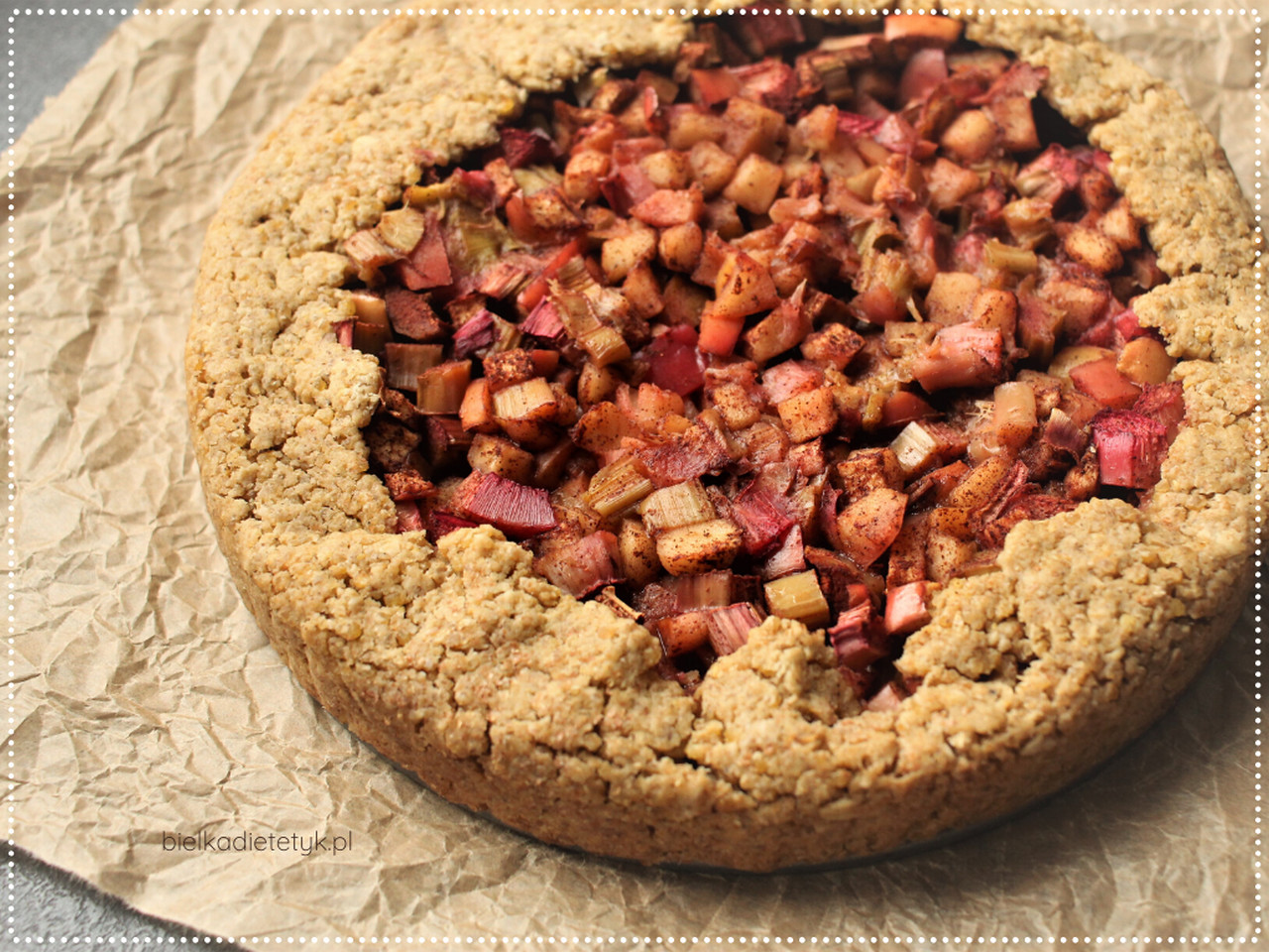 Jaglana-tarta-z-jablkiem-i-rabarbarem_prosta_pyszna_bezglutenowa_dietetyczny spód_zdrowe-slodkosci_dietetyk_bielka Jaglana-tarta-z-jablkiem-i-rabarbarem_prosta_pyszna_bezglutenowa_dietetyczny spód_zdrowe-slodkosci_dietetyk_bielka