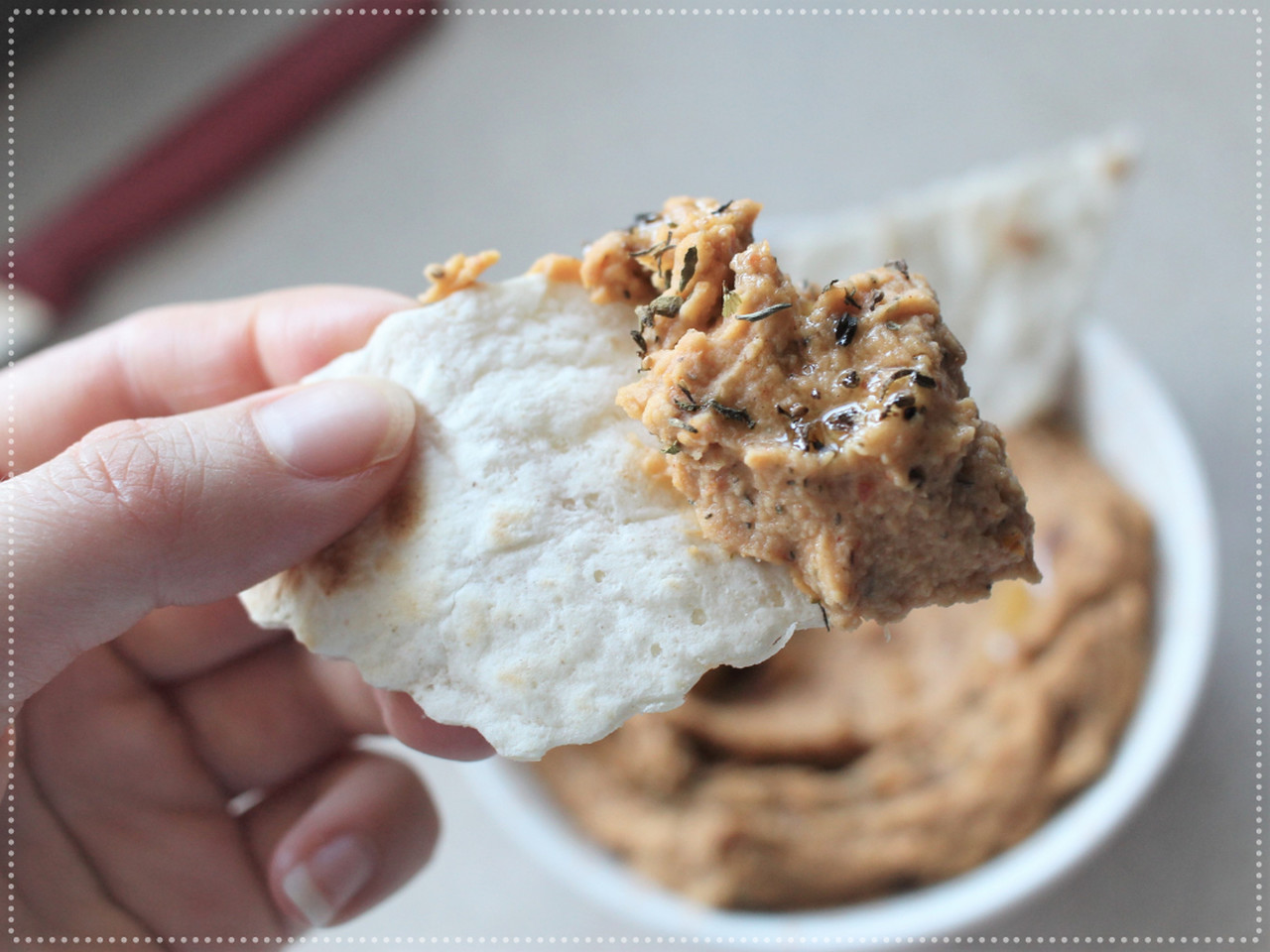 Prosty hummus z suszonymi pomidorami_bez tahini_pasta z ciecierzycy_smaczne posiłki w trakcie odchudzania Prosty hummus z suszonymi pomidorami_bez tahini_pasta z ciecierzycy_smaczne posiłki w trakcie odchudzania